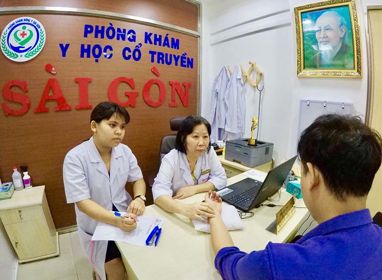 Người bệnh điều trị nấm đầu bằng phương pháp YHCT có thể đến Phòng khám YHCT Sài Gòn
