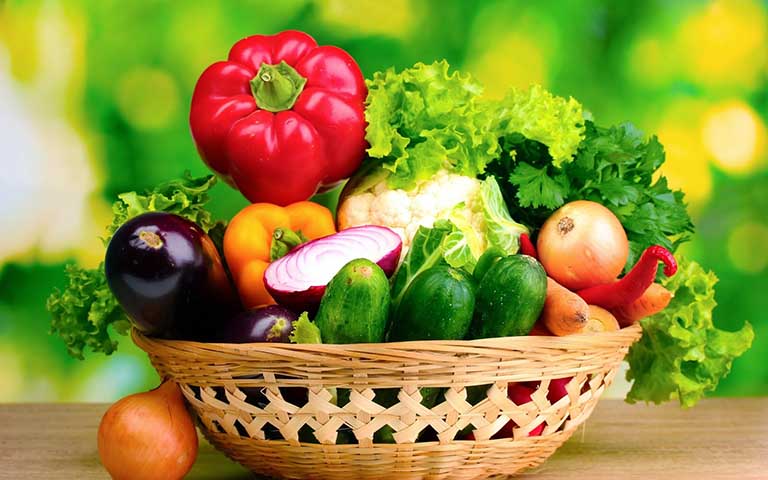 Người bị nấm da đầu nên ăn nhiều rau xanh, hoa quả để sức khỏe tốt hơn