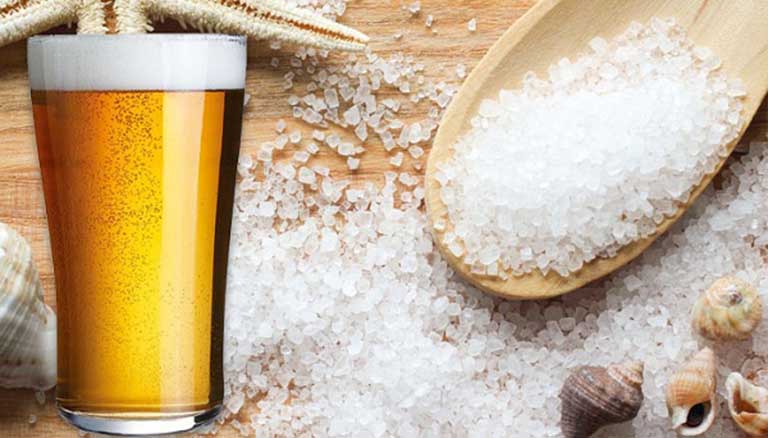 Sử dụng bia và muối biển tạo thành hỗn hợp giúp sạch gàu, hết ngứa