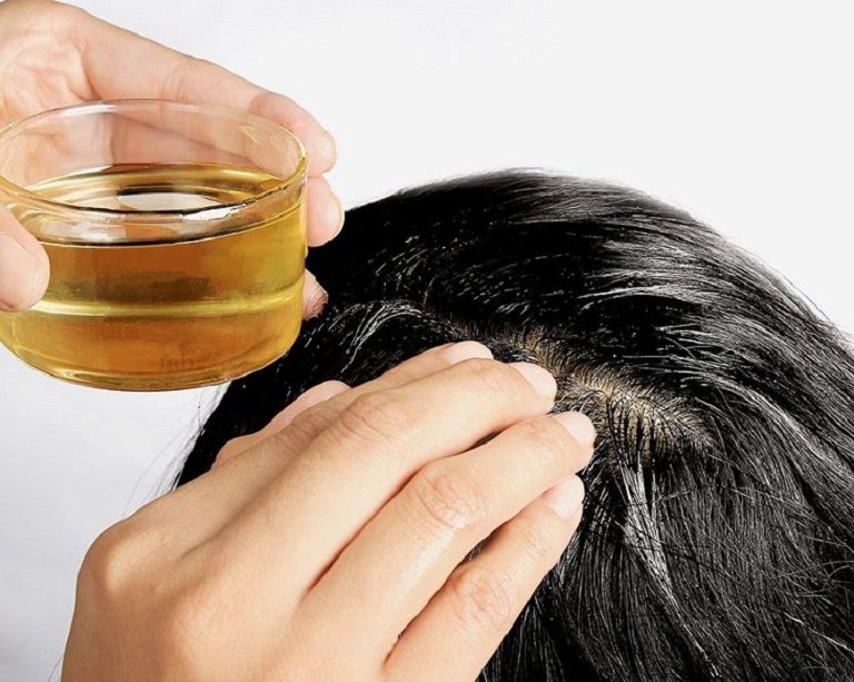 sử dụng dầu dừa giúp giảm tình trạng ngứa da đầu