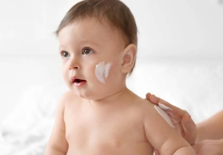 Lưu ý khi dùng lá tắm chữa viêm da ở bé sơ sinh