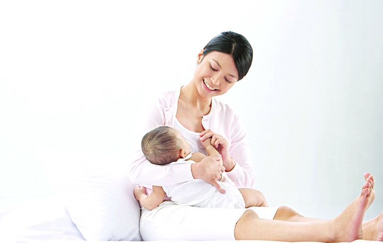 Cho trẻ bú nhiều sữa mẹ để tăng cường sức đề kháng