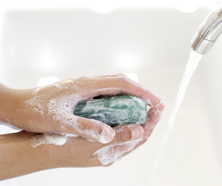 Người bệnh nên rửa tay sạch sẽ để loại bỏ dị nguyên