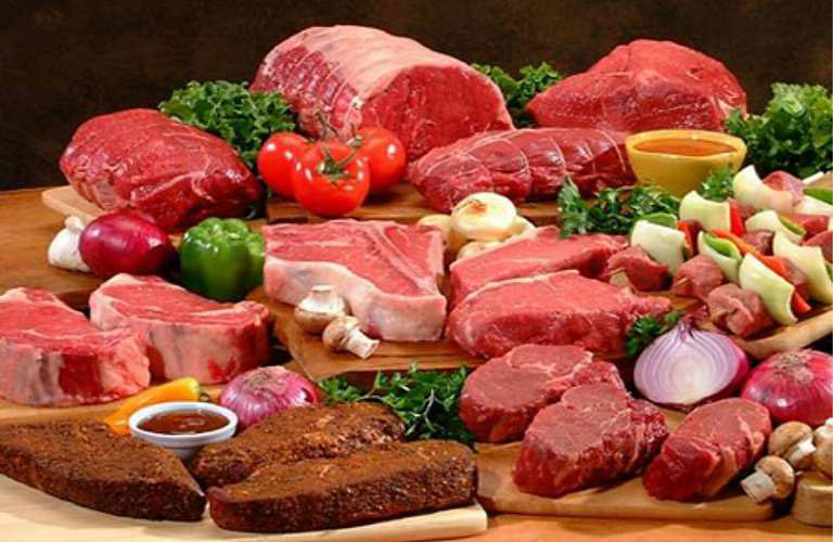 Khi bị viêm da tiếp xúc ở mặt nên hạn chế thực phẩm thịt đỏ, đồ ăn cay nóng, chứa nhiều dầu mỡ