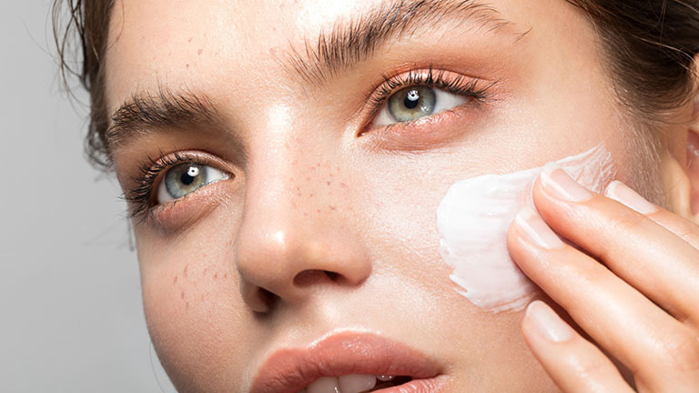 Sử dụng kem dưỡng ẩm giúp làm dịu da và tái tạo vùng da bị tổn thương