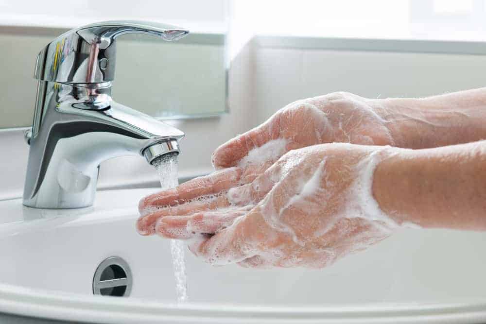 da tay bị nứt nẻ do rửa sản phẩm hoá chất mạnh