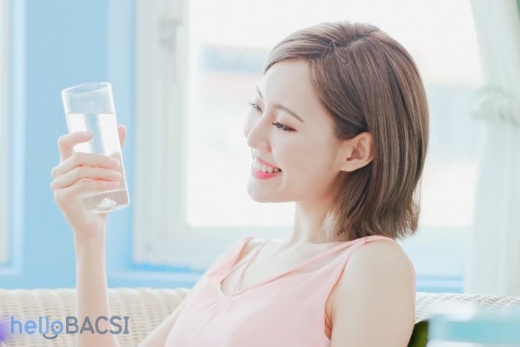 thải độc da mặt: uống đủ nước