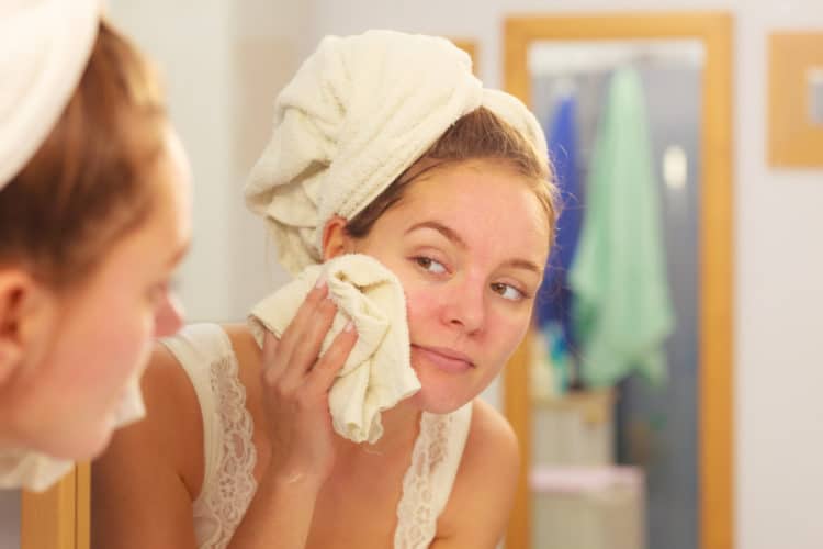 Dùng khăn chà xát lên da là sai lầm thường gặp khi rửa mặt