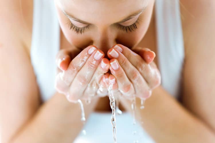 Rửa mặt quá nhiều là một trong những sai lầm thường gặp khi rửa mặt